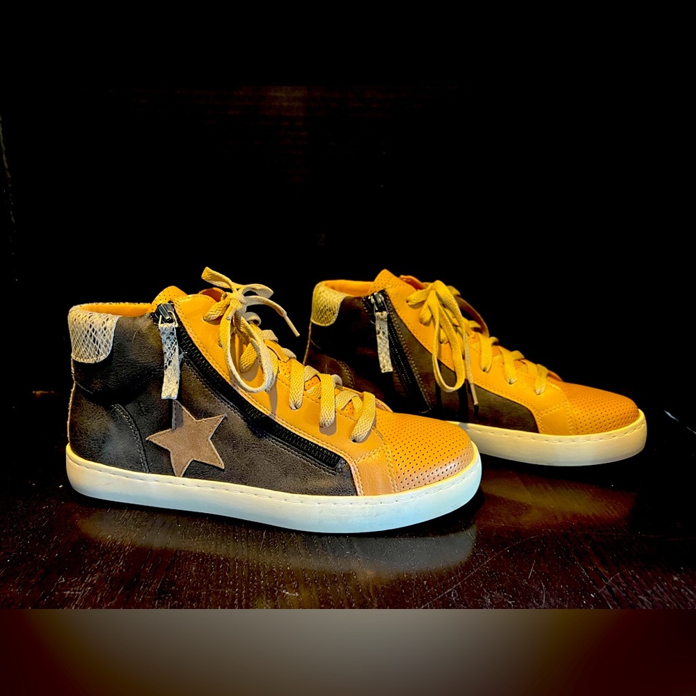 Mi.iM Elle Rubber Sole Lace-up Zipper Comfort Star Sneakers Mid-Top, size 9
NWOT